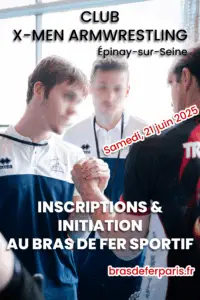 Trois athlètes en tenue de club s’affrontent lors d’une initiation au bras de fer sportif à Épinay-sur-Seine, Club X-MEN Armwrestling, le 21 juin 2025.