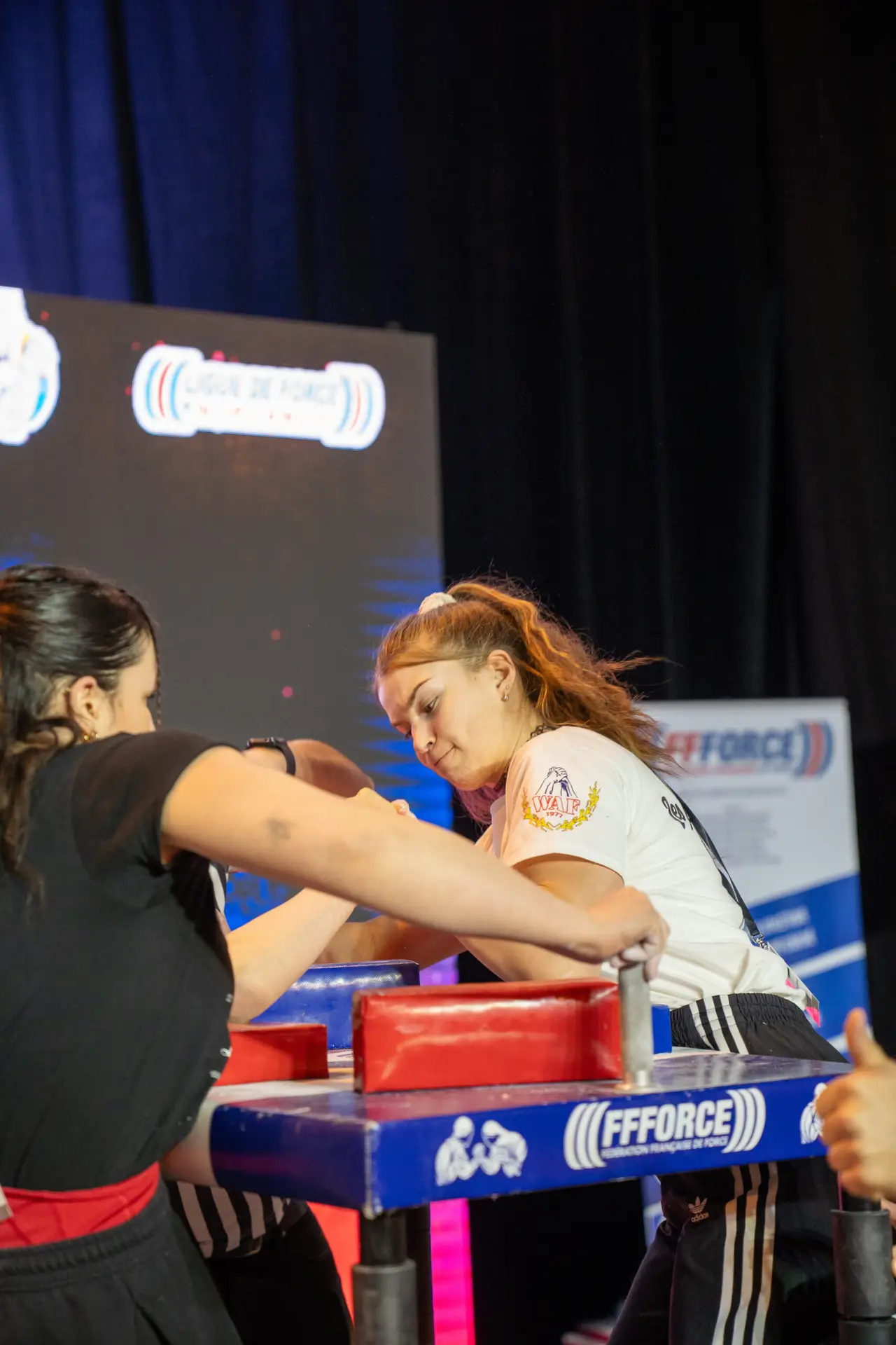 Duel féminin de bras de fer sportif lors d'un championnat en France