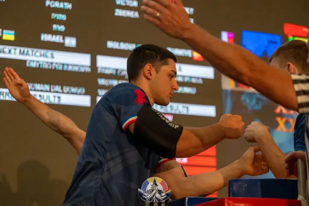 Athlète français en plein combat au Championnat d'Europe de bras de fer sportif