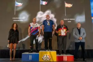 Podium du Championnat d'Europe de bras de fer sportif 2025 : un athlète français remporte la médaille d'or