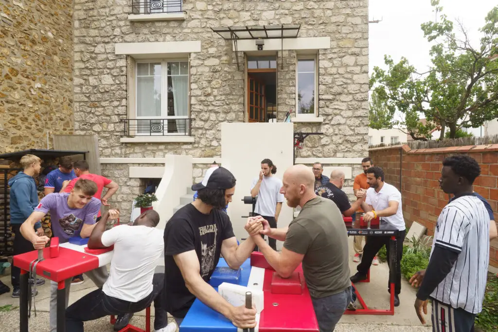 séance de bras de fer sportif en extérieur avec groupe de pratiquants – club x-men épinay-sur-seine