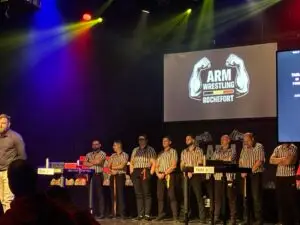Démarrage du tournoi international de bras de fer à Rochefort, réunissant athlètes et arbitres.