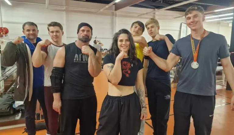 Membres du club de bras de fer région parisienne présents à la compétition de bras de fer à Saussay 2025.